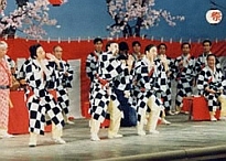 『初霞空住吉－かっぽれ－』踊るのは左から尾上菊五郎、市川團十郎、市川猿之助
