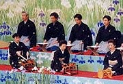あやめ浴衣(上段左から松助、愛之助、進之介、<br />高麗蔵下段左から伊庭朋子、中村繭古、山吹恭子)