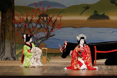 左から、桜丸女房八重（千之助）、苅屋姫（莟玉）